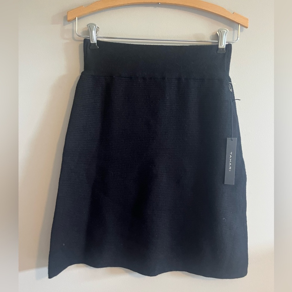 Tahari Black Knit Mini Skirt Size Small nwt